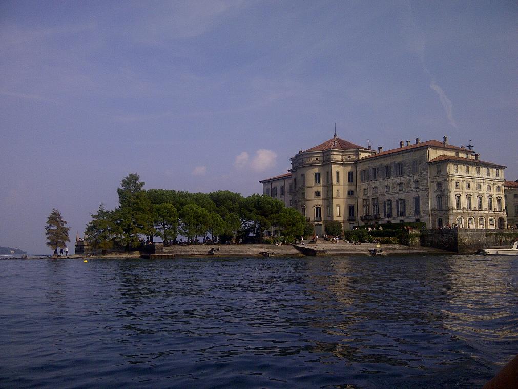 L'isola Bella è situata nel lago Maggiore, fa parte del gruppo delle cosiddette Borromee e si trova nel golfo dedicato all'insigne famiglia che ancora ne ha la propriet.